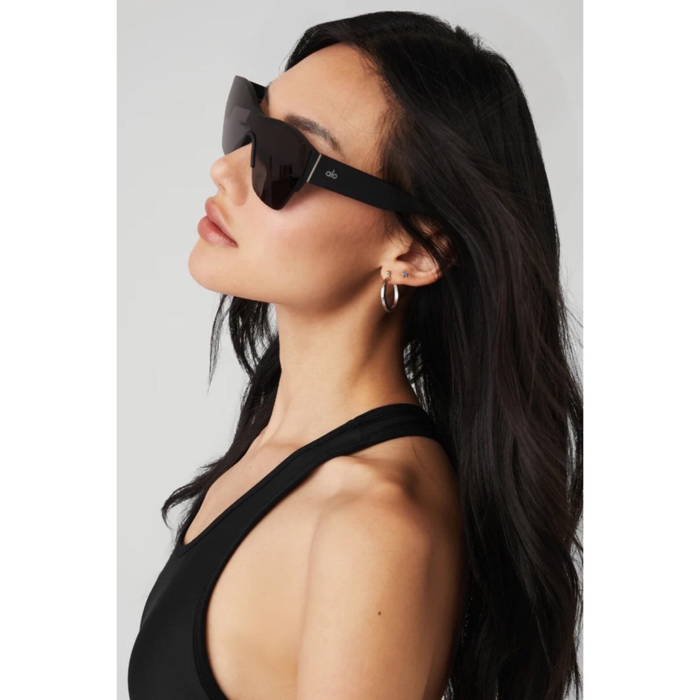 Alo Yoga Stunner Sunglasses Black - Picture 15 of 15